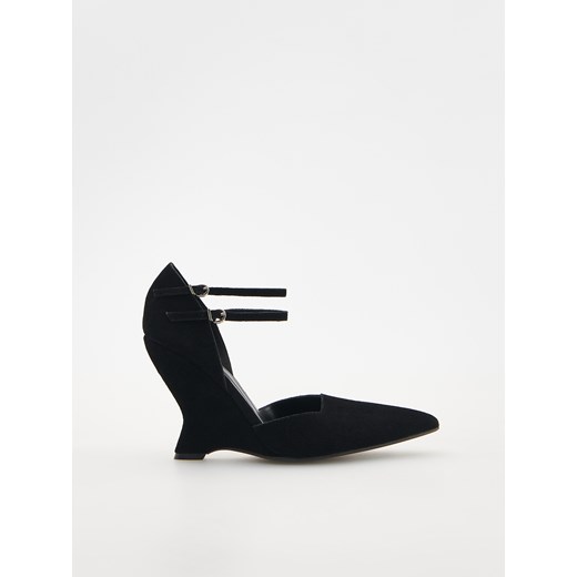 Reserved - Zamszowe buty na koturnie - czarny ze sklepu Reserved w kategorii Czółenka - zdjęcie 169959192