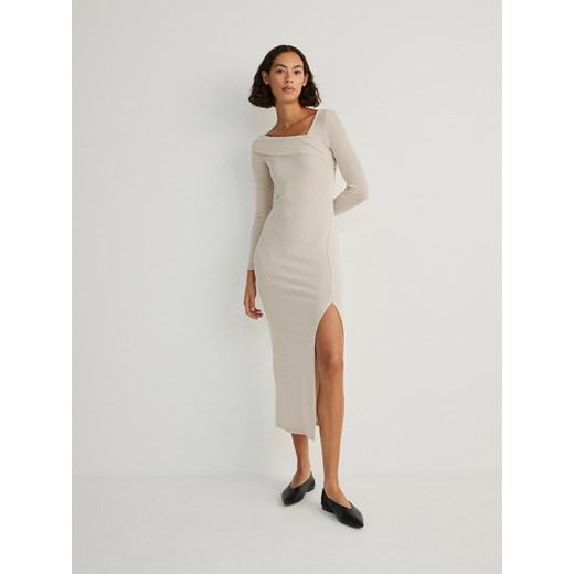 Reserved - Dzianinowa sukienka z asymetrycznym dekoltem - beżowy Reserved XS Reserved