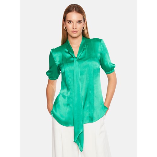 Zielona satynowa bluzka damska z szarfą L'AF Zorin ze sklepu Eye For Fashion w kategorii Koszule damskie - zdjęcie 169961370