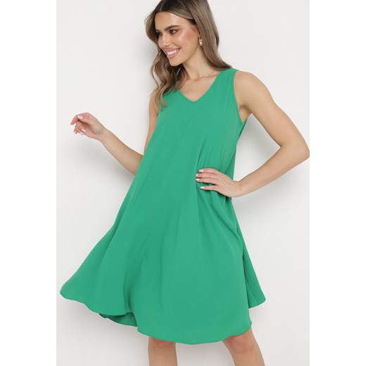 Zielona Gładka Sukienka Midi na Ramiączkach z Trójkątnym Dekoltem Voriala ze sklepu Born2be Odzież w kategorii Sukienki - zdjęcie 169999330