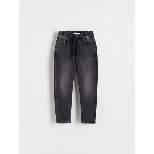 Reserved - Elastyczne jeansy carrot - czarny ze sklepu Reserved w kategorii Spodnie chłopięce - zdjęcie 170000450