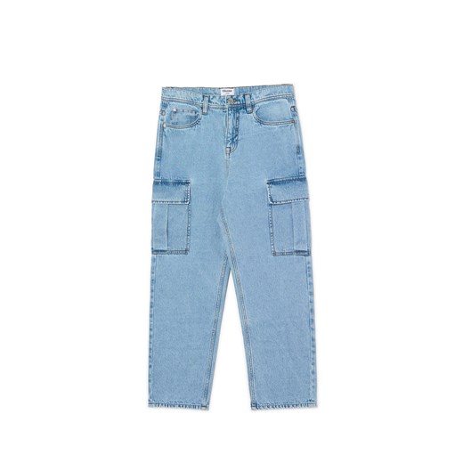 Cropp - Jasnoniebieskie jeansy loose cargo - niebieski ze sklepu Cropp w kategorii Jeansy męskie - zdjęcie 170001524