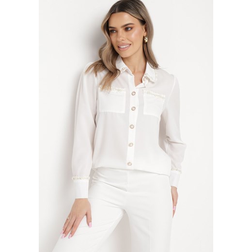 Biała Koszula o Klasycznym Fasonie z Perełkami Novellia ze sklepu Born2be Odzież w kategorii Koszule damskie - zdjęcie 170005491