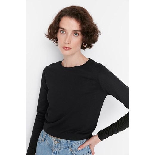 Czarna bluzka damska Trendyol z okrągłym dekoltem 
