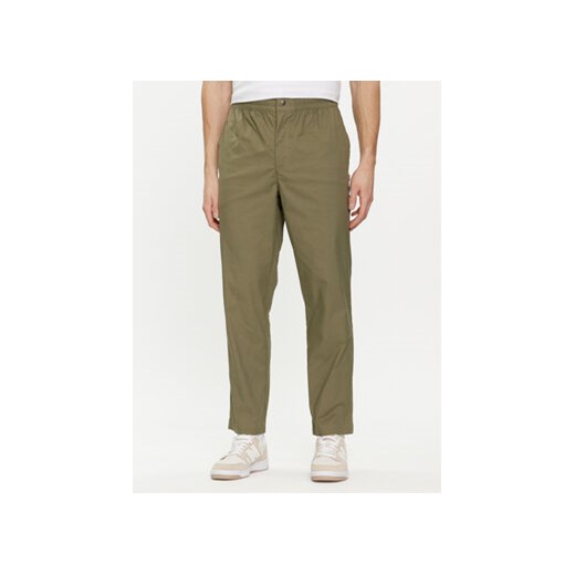 New Balance Spodnie dresowe MP41575 Zielony Regular Fit ze sklepu MODIVO w kategorii Spodnie męskie - zdjęcie 170009072