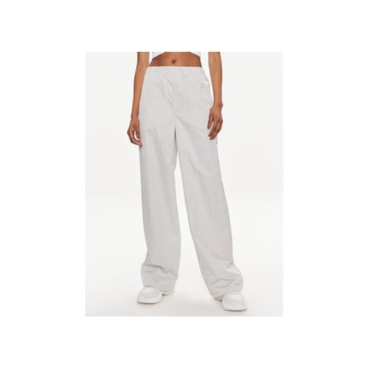 Calvin Klein Jeans Spodnie materiałowe Soft Crinkle J20J223122 Szary Relaxed Fit ze sklepu MODIVO w kategorii Spodnie damskie - zdjęcie 170009191