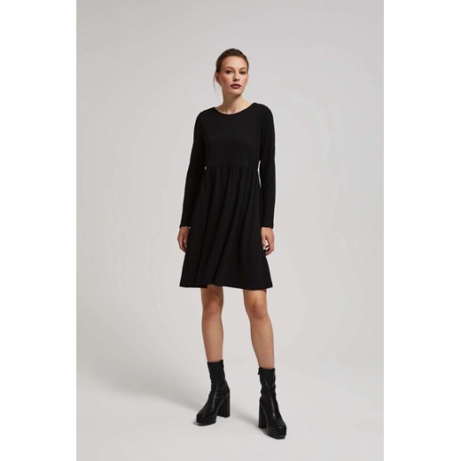 Sukienka z długimi rękawami i rozkloszowanym dołem czarna ze sklepu Moodo.pl w kategorii Sukienki - zdjęcie 170011351