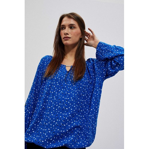 Wzorzysta koszula z dekoltem w łódkę niebieska ze sklepu Moodo.pl w kategorii Bluzki damskie - zdjęcie 170025632