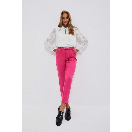 Spodnie cygaretki z paskiem różowe ze sklepu Moodo.pl w kategorii Spodnie damskie - zdjęcie 170047182