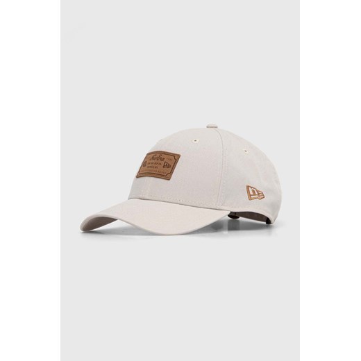 New Era czapka z daszkiem kolor beżowy z aplikacją ze sklepu PRM w kategorii Czapki z daszkiem damskie - zdjęcie 170064864