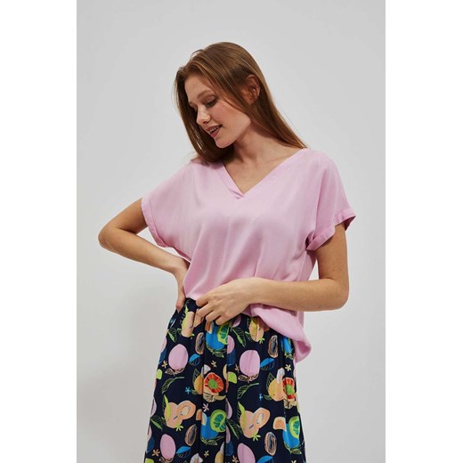 Wiskozowa koszulka damska z dekoltem V różowa ze sklepu 5.10.15 w kategorii Bluzki damskie - zdjęcie 170073211