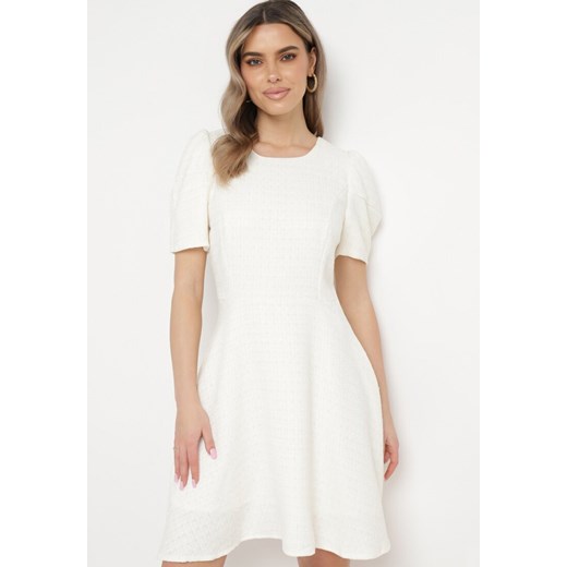 Biała Sukienka Mini Rozkloszowana z Bufkami na Ramionach Oanne ze sklepu Born2be Odzież w kategorii Sukienki - zdjęcie 170109491