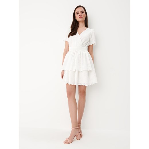 Mohito - Biała sukienka mini z ażurowymi zdobieniami - biały Mohito 32 okazja Mohito