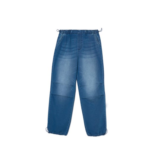 Cropp - Ciemnoniebieskie jeansy parachute - niebieski ze sklepu Cropp w kategorii Jeansy damskie - zdjęcie 170127481