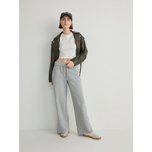 Reserved - Spodnie dresowe z szerokimi nogawkami - jasnoszary ze sklepu Reserved w kategorii Spodnie damskie - zdjęcie 170135323