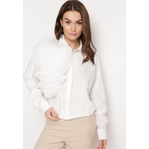 Biała Koszula o Klasycznym Fasonie z Aplikacją z Przeźroczystej Tkaniny Tizza ze sklepu Born2be Odzież w kategorii Koszule damskie - zdjęcie 170140184