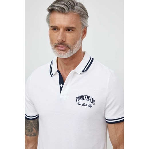 Tommy Jeans polo bawełniane kolor biały z aplikacją DM0DM18922 ze sklepu ANSWEAR.com w kategorii T-shirty męskie - zdjęcie 170143942