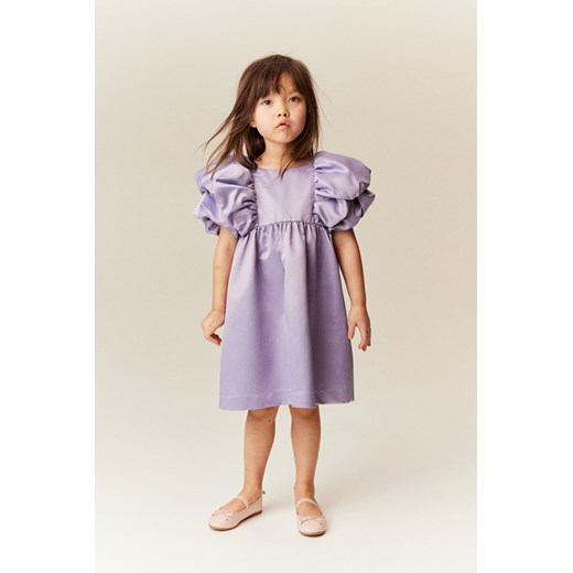 H & M - Satynowa sukienka z bufiastym rękawem - Fioletowy ze sklepu H&M w kategorii Sukienki dziewczęce - zdjęcie 170148033