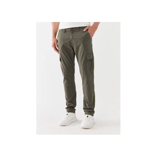 Guess Spodnie materiałowe M2GB27 WCNZ0 Zielony Slim Fit ze sklepu MODIVO w kategorii Spodnie męskie - zdjęcie 170149154