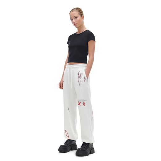 Cropp - Białe dresowe joggery z nadrukami - biały ze sklepu Cropp w kategorii Spodnie damskie - zdjęcie 170151604