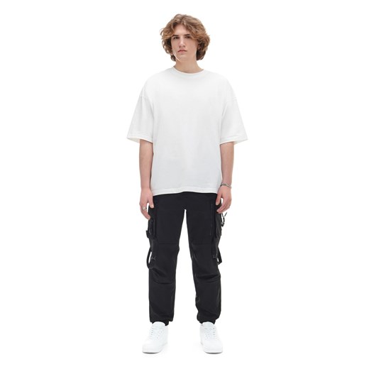 Cropp - Czarne spodnie loose z paskiem - czarny Cropp 32 Cropp