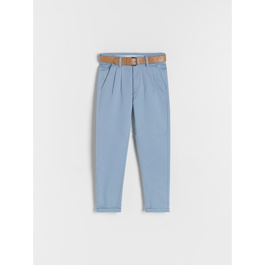 Reserved - Strukturalne spodnie chino z paskiem - niebieski ze sklepu Reserved w kategorii Spodnie chłopięce - zdjęcie 170152033