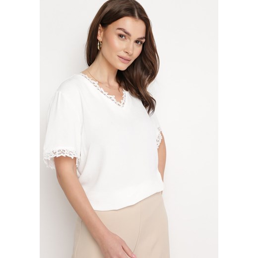 Biała Bluzka z Trójkątnym Dekoltem i Koronką Mallea ze sklepu Born2be Odzież w kategorii Bluzki damskie - zdjęcie 170153353