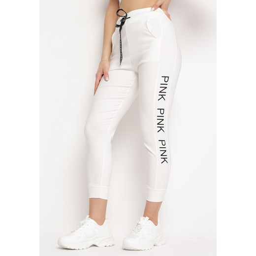 Białe Spodnie Bawełniane z Ozdobnymi Napisami Wyższy Stan Storja ze sklepu Born2be Odzież w kategorii Spodnie damskie - zdjęcie 170154073
