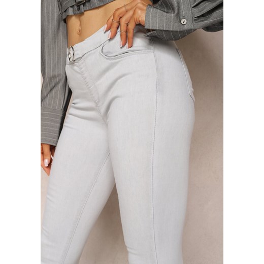 Jasnoszare Spodnie o Fasonie Skinny z Wszytym Paskiem z Okrągłą Klamrą Nilsine Renee XS promocja Renee odzież