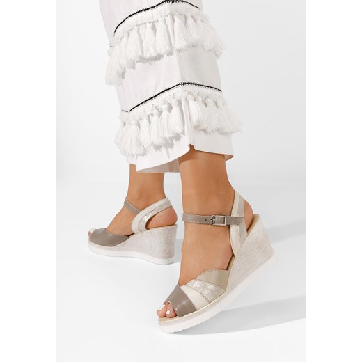 Beżowe sandały na koturnie skórzane Irvina ze sklepu Zapatos w kategorii Sandały damskie - zdjęcie 170176534