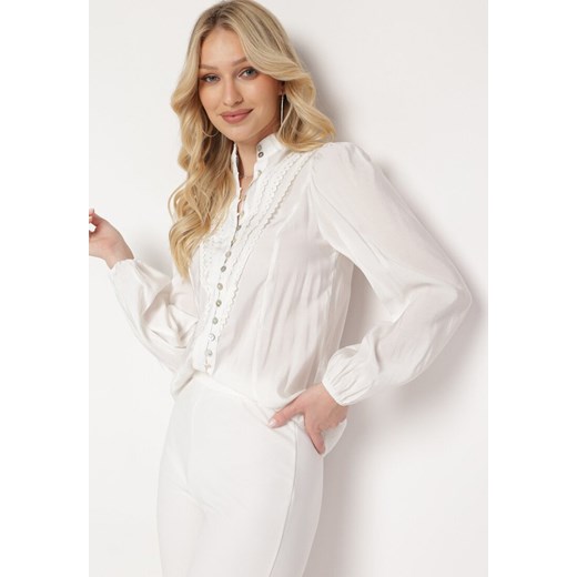 Biała Koszula w Stylu Retro ze Stójką i Koronkowymi Lamówkami Holora ze sklepu Born2be Odzież w kategorii Bluzki damskie - zdjęcie 170184962