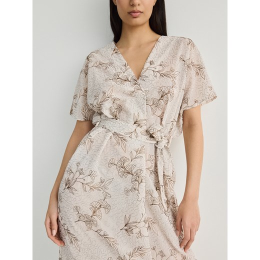 Sukienka Reserved z krótkim rękawem rozkloszowana z dekoltem w serek midi 
