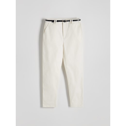 Reserved - Spodnie chino z paskiem - złamana biel ze sklepu Reserved w kategorii Spodnie damskie - zdjęcie 170245802