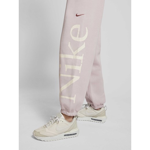 Spodnie dresowe o luźnym kroju z wyhaftowanym logo Nike S Peek&Cloppenburg 