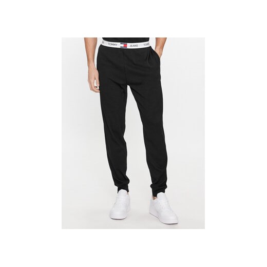 Tommy Jeans Spodnie dresowe UM0UM02962 Czarny Regular Fit ze sklepu MODIVO w kategorii Spodnie męskie - zdjęcie 170270294