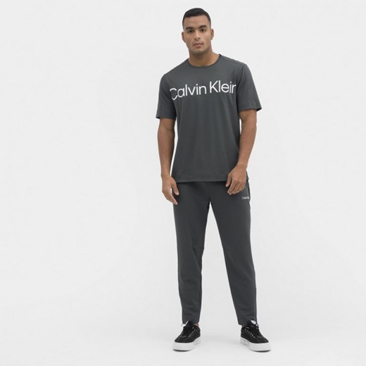 Męskie spodnie treningowe CALVIN KLEIN MEN 00GMS3P602 - grafitowe ze sklepu Sportstylestory.com w kategorii Spodnie męskie - zdjęcie 170277052