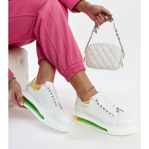 Goe buty sportowe damskie białe wiązane na płaskiej podeszwie 