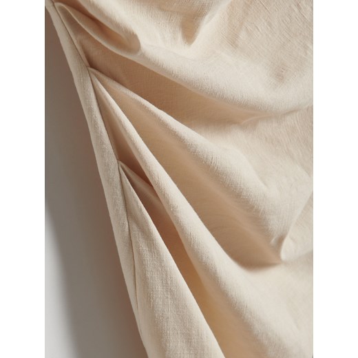 Sukienka Reserved beżowa z okrągłym dekoltem na wiosnę 