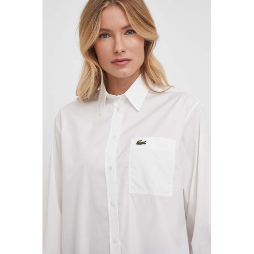 Lacoste koszula bawełniana damska kolor biały relaxed z kołnierzykiem klasycznym ze sklepu PRM w kategorii Koszule damskie - zdjęcie 170329594