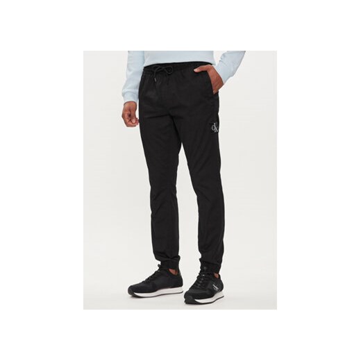 Calvin Klein Jeans Joggery Badge J30J325114 Czarny Skinny Fit ze sklepu MODIVO w kategorii Spodnie męskie - zdjęcie 170424400