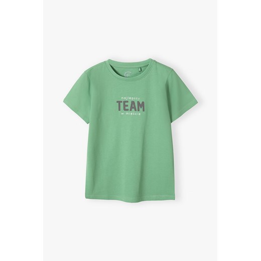 Bawełniany t-shirt chłopięcy z napisem najlepszy Team w mieście Family Concept By 5.10.15. 116 okazja 5.10.15