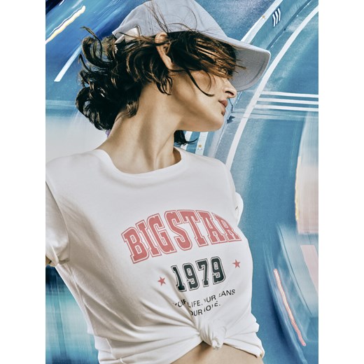 Koszulka damska bawełniana z dużym nadrukiem na piersi biała Rismela 100 ze sklepu Big Star w kategorii Bluzki damskie - zdjęcie 170432444