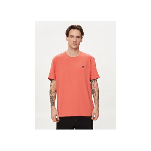 Wrangler T-Shirt Sign Off 112350437 Czerwony Regular Fit ze sklepu MODIVO w kategorii T-shirty męskie - zdjęcie 170468083