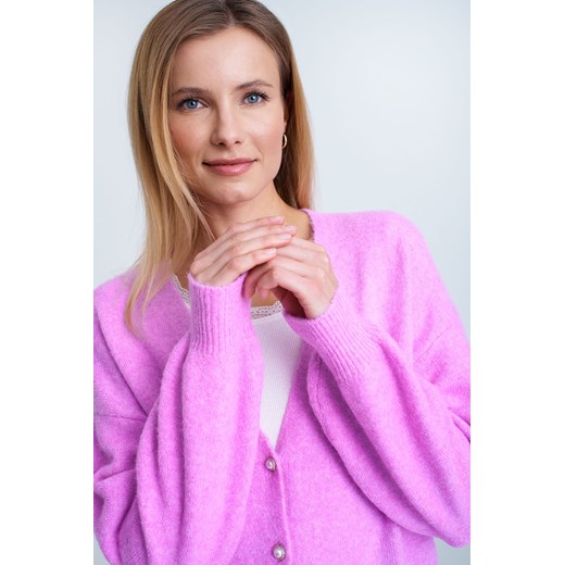 Różowy sweter damski Greenpoint z dekoltem w serek 