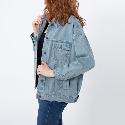 Damska kurtka dżinsowa oversize jasno niebieska ze sklepu WITTCHEN w kategorii Kurtki damskie - zdjęcie 170546200