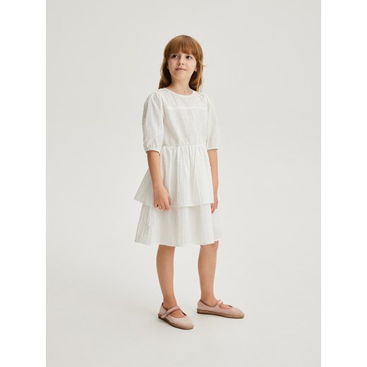 Reserved - Bawełniana sukienka z falbanami - złamana biel ze sklepu Reserved w kategorii Sukienki dziewczęce - zdjęcie 170577043
