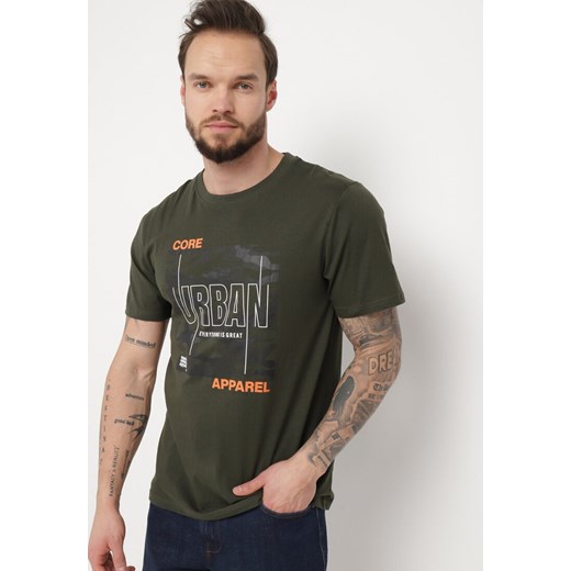 Ciemnozielona Bawełniana Koszulka z Nadrukiem na Przodzie Arluvia ze sklepu Born2be Odzież w kategorii T-shirty męskie - zdjęcie 170628310