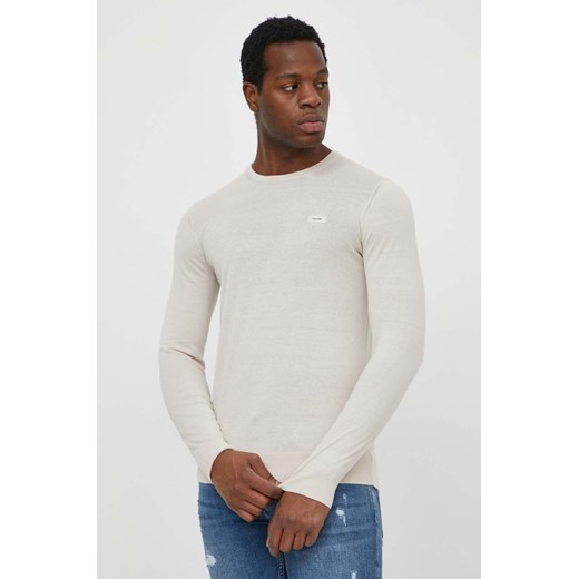 Calvin Klein sweter z domieszką jedwabiu kolor beżowy lekki K10K113159 ze sklepu ANSWEAR.com w kategorii Swetry męskie - zdjęcie 170632812