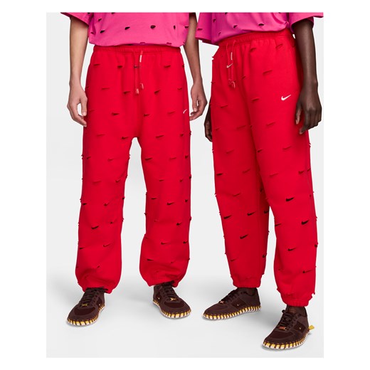 Spodnie Swoosh Nike x Jacquemus - Czerwony ze sklepu Nike poland w kategorii Spodnie męskie - zdjęcie 170635230
