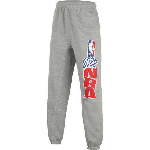 Spodnie z dzianiny dla dużych dzieci Nike NBA Team 31 Courtside - Szary ze sklepu Nike poland w kategorii Spodnie chłopięce - zdjęcie 170635242